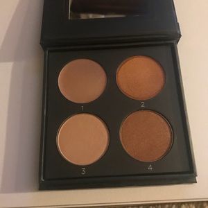 Cover FX Highlighter Palette in Medium Deep